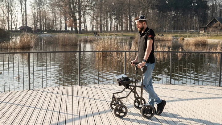 Un hombre con parálisis vuelve a caminar gracias a puente digital cerebro-médula