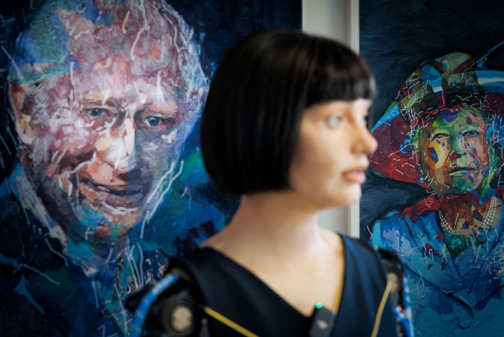 El robot Ai Da presenta retrato del rey Carlos III y defiende que no busca reemplazar a los artistas humanos