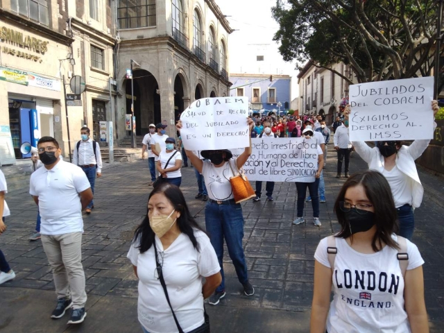 Diferentes organizaciones magisteriales participaron en la marcha que culminó en el zócalo de Cuernavaca. 