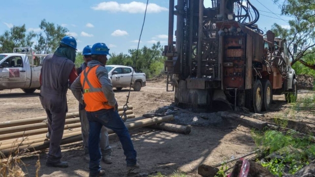Alistan nuevo plan para rescatar a mineros en Sabinas tras 20 días de trabajos