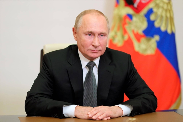 Vladimir Putin recibe tercera dosis de la vacuna rusa.