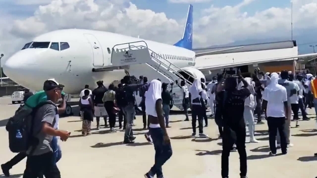 Caos en aeropuerto de Puerto Príncipe.