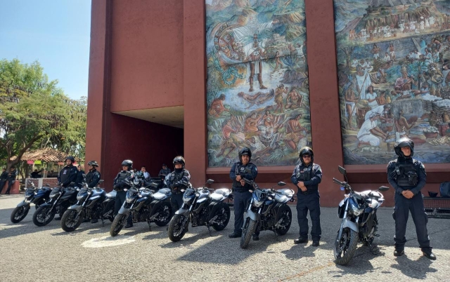 Entrega ayuntamiento capitalino 12 motopatrullas y bonos a policías destacados