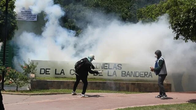 Normalistas lanzan petardos al batallón militar de Iguala