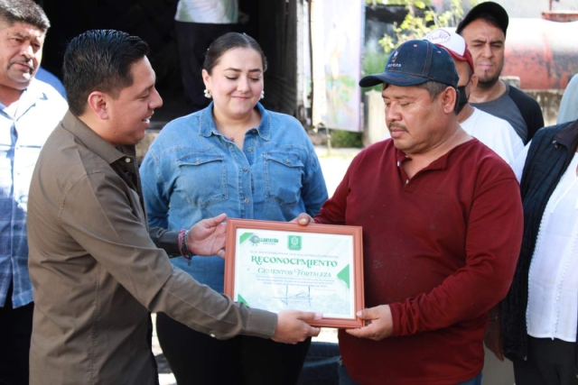 El alcalde de Jojutla entregó un reconocimiento a Cementos Fortaleza por sumarse al cuidado del medio ambiente.