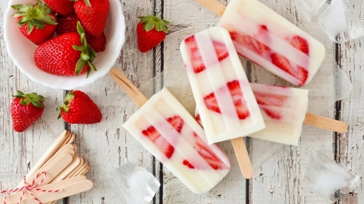 Paletas de fresas con crema: El postre perfecto para los días calurosos