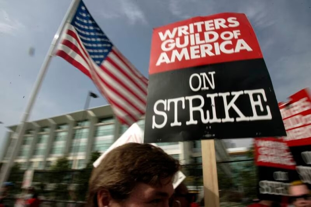 Huelga de guionistas en Hollywood: Detienen series y películas para exigir mejores salarios