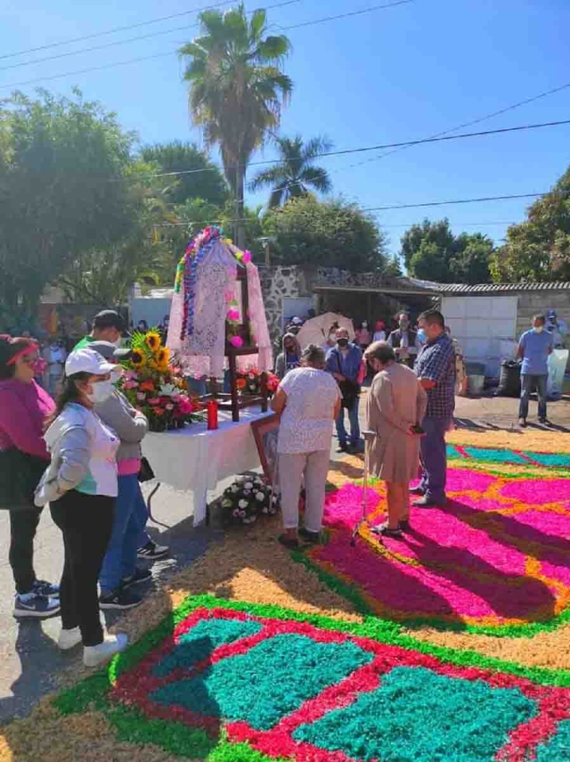 Como parte de la celebración, en la colonia Justo Sierra de Mazatepec elaboran un tapete de aserrín en honor a la virgen.