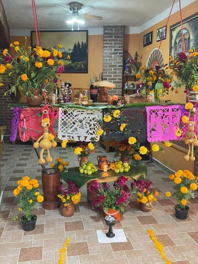 La de las ofrendas colgantes es una de las tradiciones de Día de Muertos más representativas de Morelos a nivel nacional.