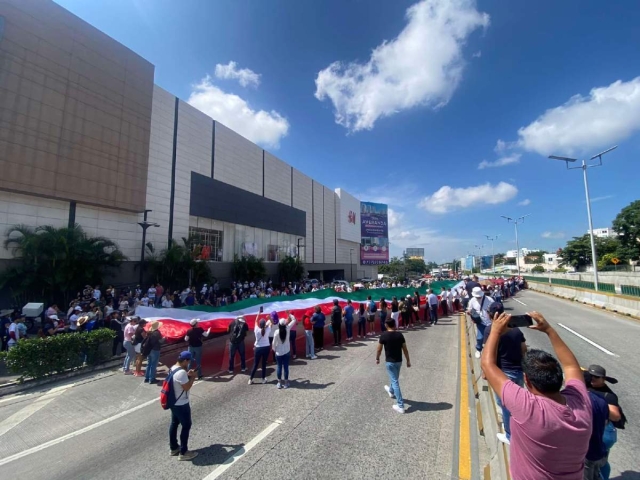 Manifestantes bloquearon la autopista durante hora y media. 