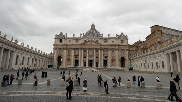 Vaticano se disculpa por dañar a comunidad LGBTQ.