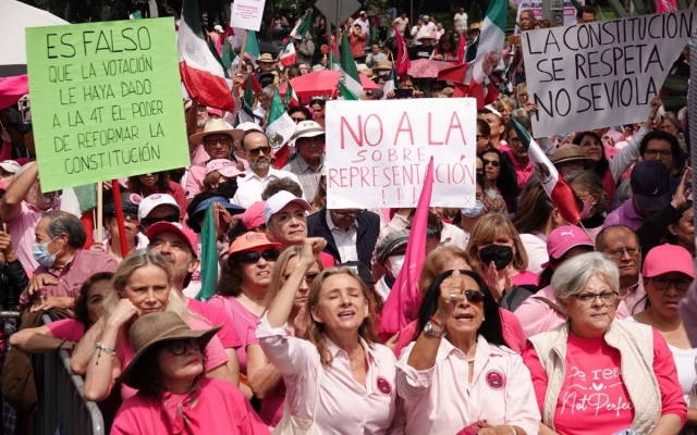 Marea Rosa protesta contra &#039;sobrerrepresentación&#039; de Morena en Congreso