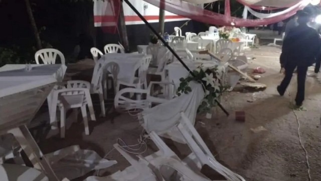 Un auto irrumpe en una boda en Veracruz, destruyó todo a su paso