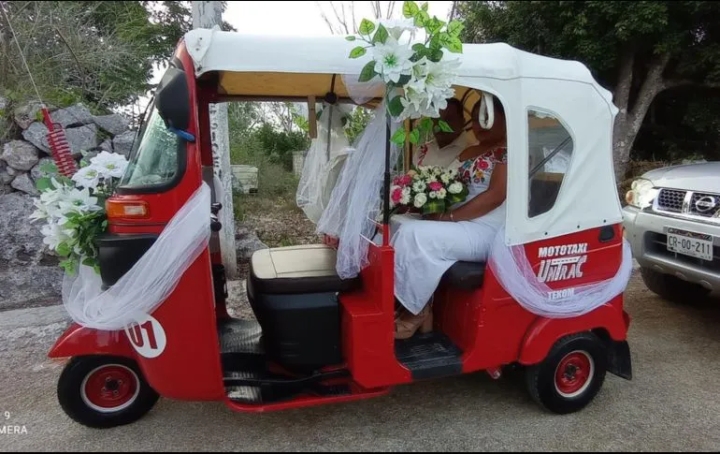 ¡Felices para siempre! Yucatecos convierten mototaxi en carruaje de bodas
