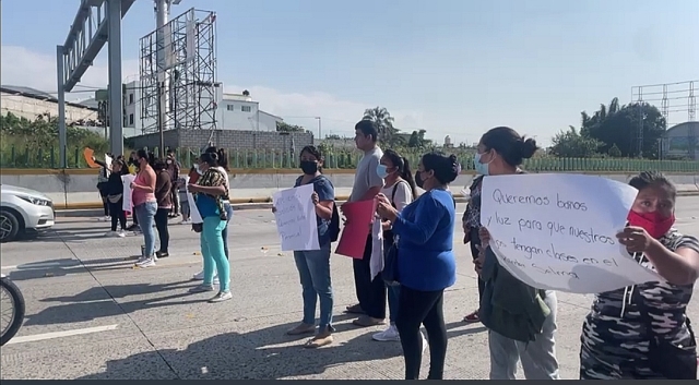 Protestan en Paso Exprés por malas condiciones de jardín de niños