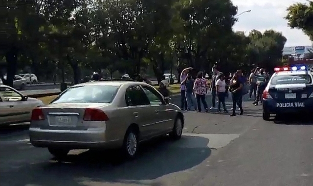 Bloquean bulevar Cuauhnáhuac frente a sede de vacunación en UD Fidel Velázquez