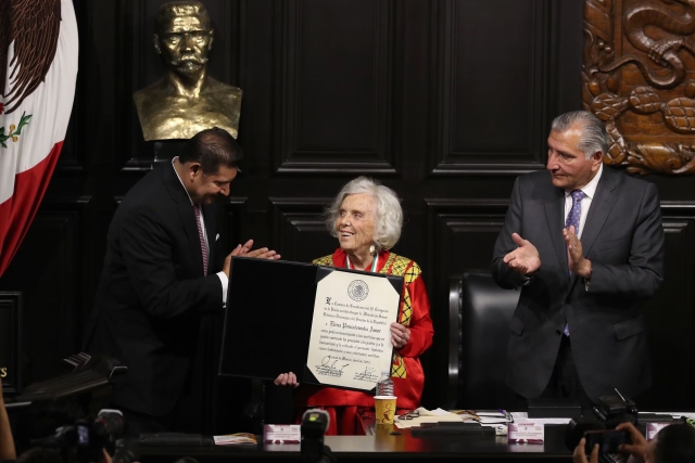 Recibió Elena Poniatowska medalla Belisario Domínguez