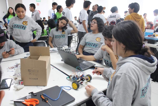 Alumnos de decenas de escuelas de 14 entidades participaron en el Torneo de Robótica.