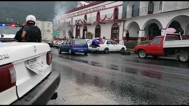 Imagen tomada de la secuencia de un video que muestra el humo generado por la incineración con gasolina de dos hombres en Huitzilac el pasado miércoles.