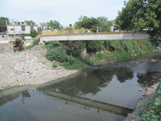 En la historia quedará el viejo puente “Los Naranjos” que comunica dos colonias separadas por el río Apatlaco, al comenzar su desmantelamiento y posterior demolición. El nuevo puente está listo para operar.