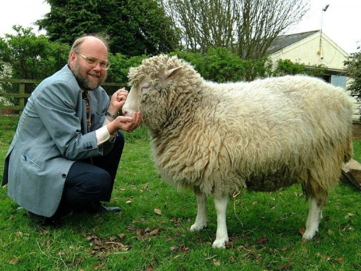La oveja Dolly junto a su creador, Ian Wilmut