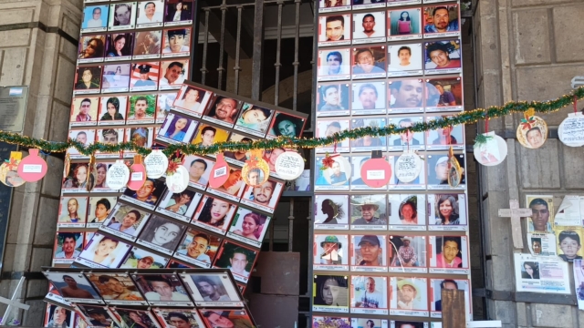 Cae bloque con fotografías del memorial de víctimas, en el centro de Cuernavaca