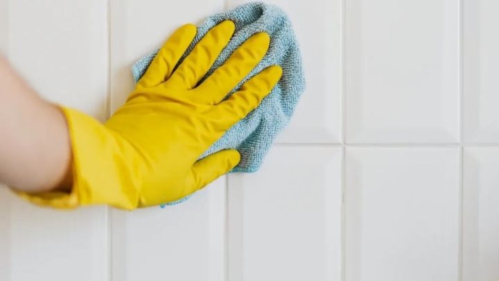 Cómo eliminar el sarro rosa del baño: Limpia los azulejos y la orilla de los canceles
