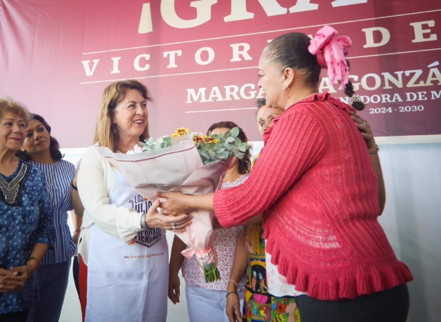 La gobernadora electa visitó ayer el mercado Adolfo López Mateos, en Cuernavaca. 