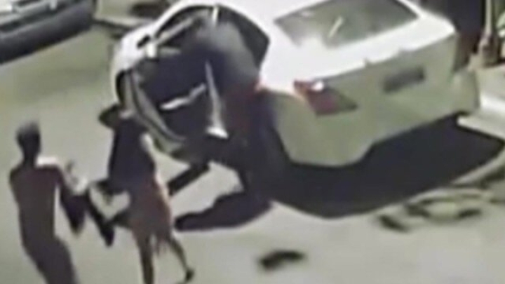 Mientras tenían relaciones en su carro, pareja sufre robo; los dejaron en la calle