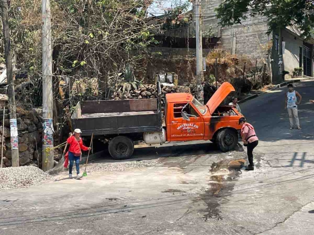 Vuelca una camioneta de carga en Ahuatepec