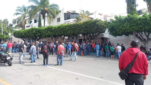 Trabajadores del SAPAC se manifiestan en avenida Morelos
