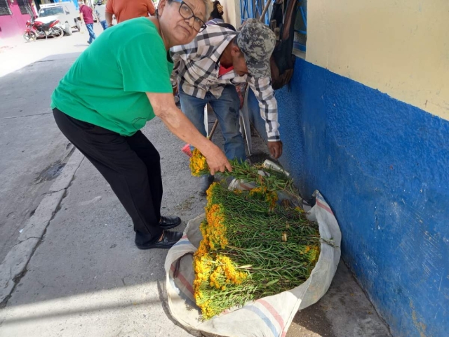 Como cada año, llegaron los vendedores de flor de pericón que estuvieron ofreciendo avanzada la tarde para cumplir la tradición de protegerse del mal. 