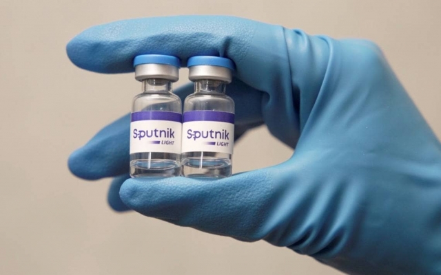 Rusia registra vacuna Sputnik Light contra COVID-19.