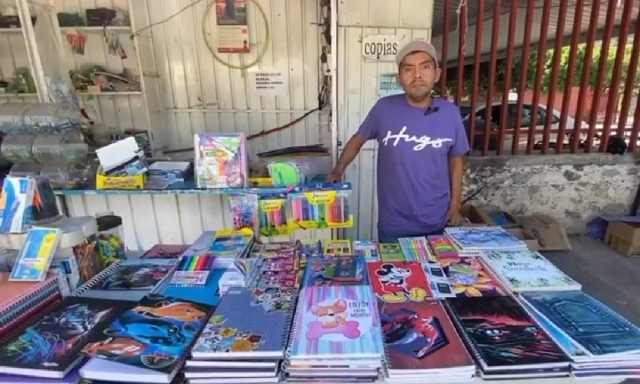 Los vendedores ofrecen una variedad de productos, de cara al inicio del nuevo ciclo escolar.