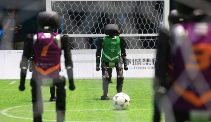 China organiza su primer torneo de fútbol con robots humanoides autónomos