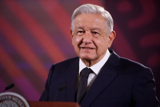 AMLO confirma izamiento de bandera en el Zócalo pese a Marea Rosa