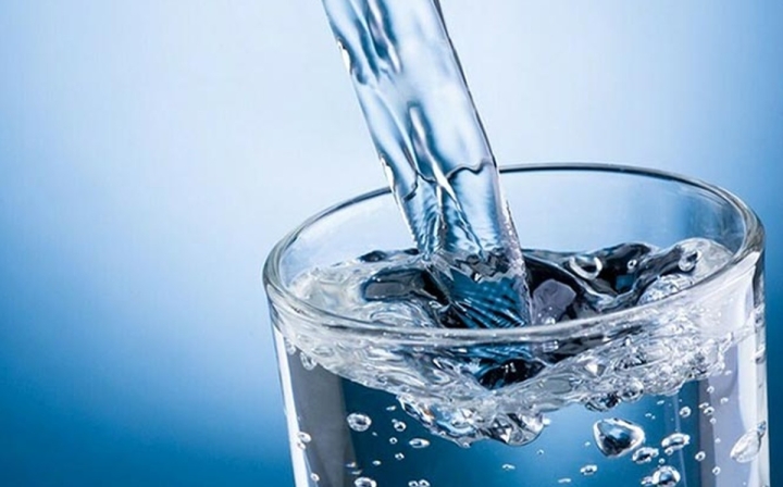 El agua no es la bebida que más hidrata, según un estudio