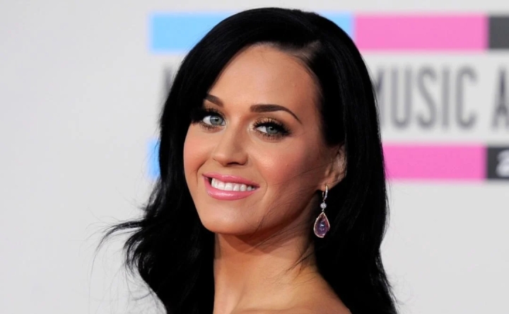 Ojo de Katy Perry se paraliza durante show y preocupa a sus fans