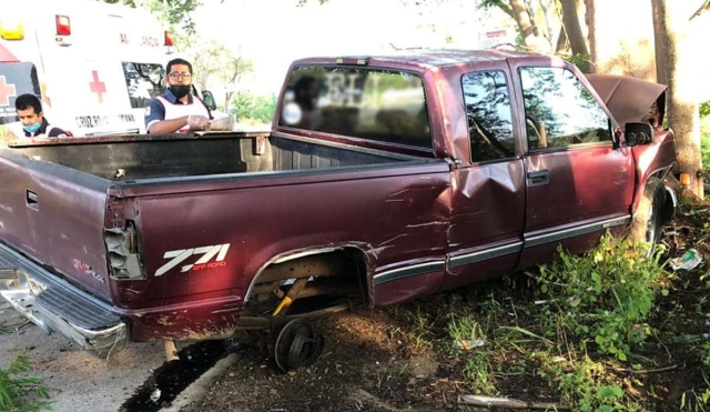 Estrelló su camioneta contra un árbol