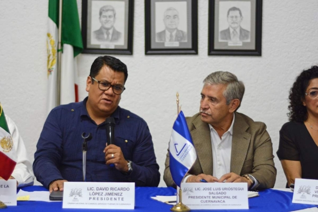 El presidente de la Canaco Cuernavaca, David Ricardo López, y el alcalde José Luis Urióstegui, en sesión del consejo de dicho organismo empresarial.  