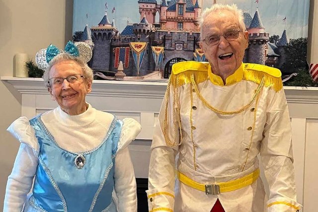 El príncipe azul y su Cenicienta celebran 82 años de magia y amor