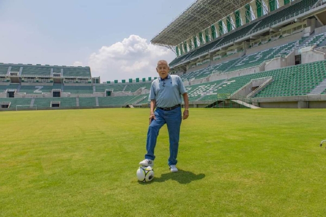 El último jugador que queda vivo del equipo que fue campeón dos veces en Primera División, Manuel Vergara, recibió un homenaje en vida, este miércoles.