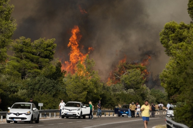 Un incendio forestal en Mandra, un suburbio occidental de Atenas, Grecia