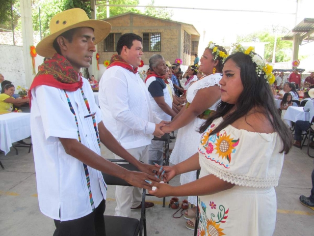 Ocho parejas pudieron formalizar su relación gracias a la campaña de “bodas indígenas” realizada ayer en Tetelpa.