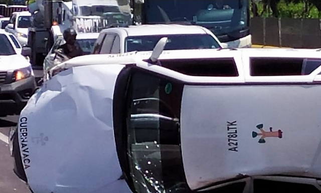 Fallece taxista en volcadura en la autopista México-Acapulco
