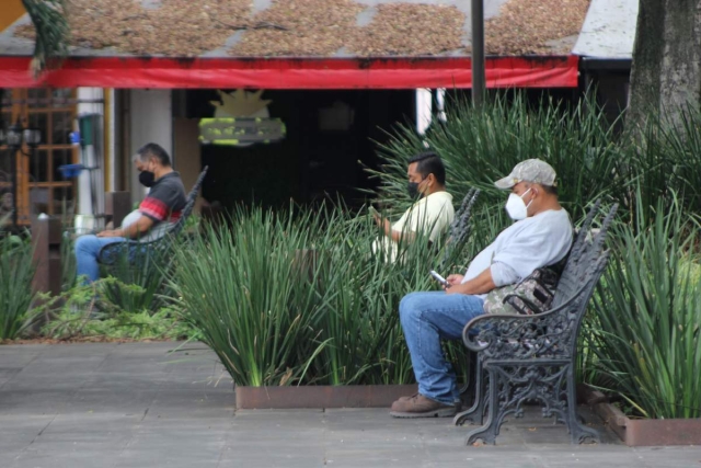 En Morelos aún se pueden ver personas con el cubrebocas puesto, aunque son la excepción. 