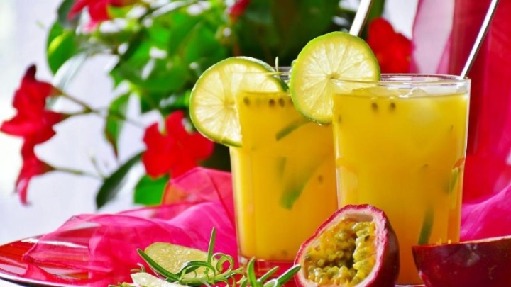 Aprende a preparar una rica agua de limón con piña y maracuyá para estas tardes calurosas