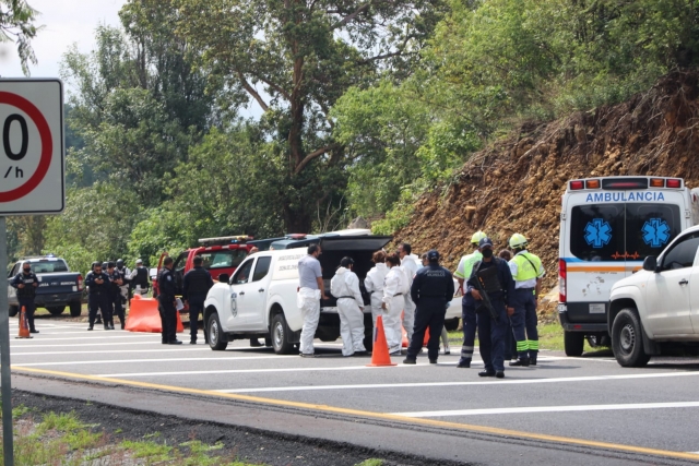 Dejan dos cadáveres en la cajuela de un vehículo, en autopista La Pera-Cuautla
