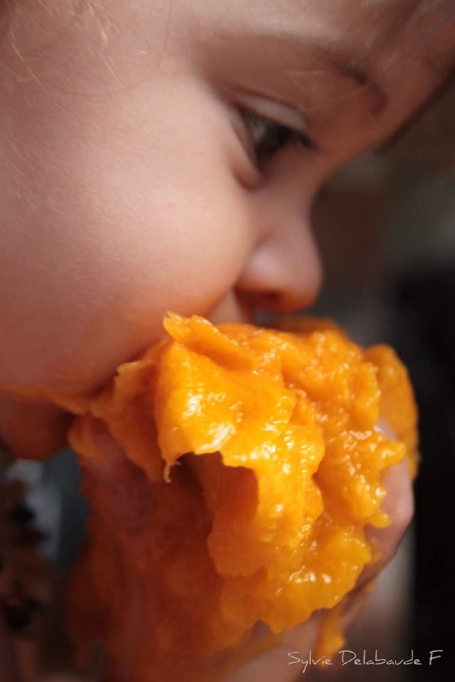 Sólo los niños saben comer mango