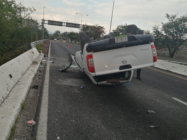 Un herido en volcadura de camioneta en autopista Cuernavaca-Chilpancingo